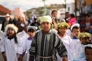 children-participate-in-las-posadas-at-kino-border-initiative