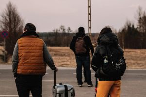 migrants-waiting-with-baggage