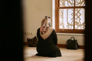 muslim-woman-praying-alone