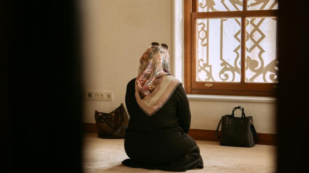 muslim-woman-praying-alone