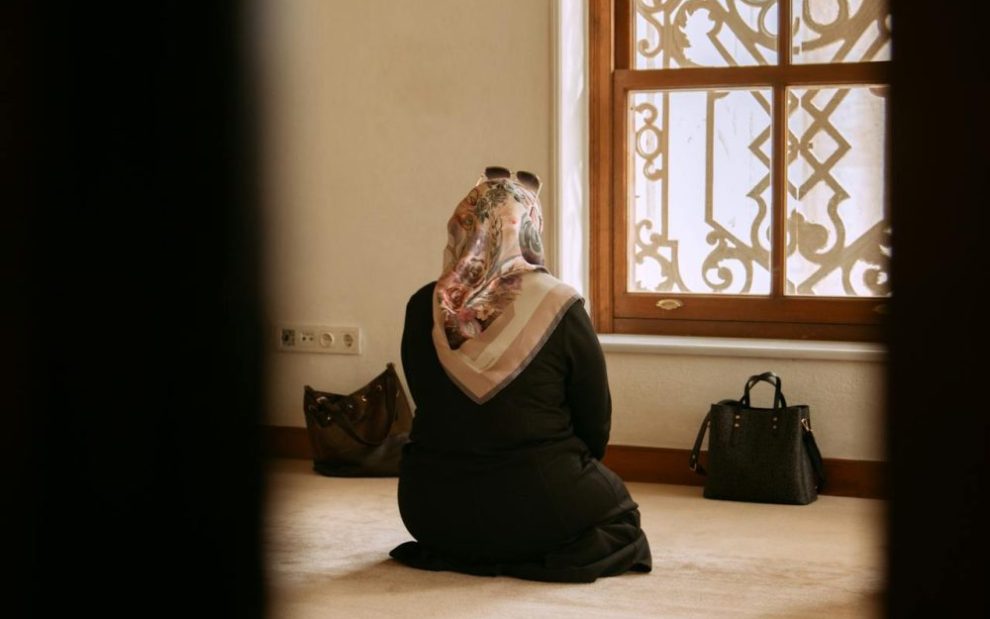 muslim-woman-praying-alone