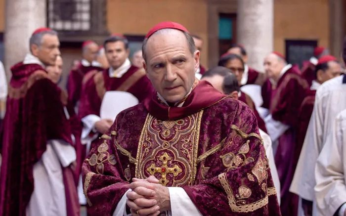 ralph-fiennes-in-conclave