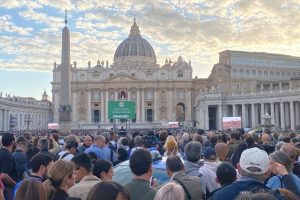 u-s-catholic-crowd-in-st-peters-square