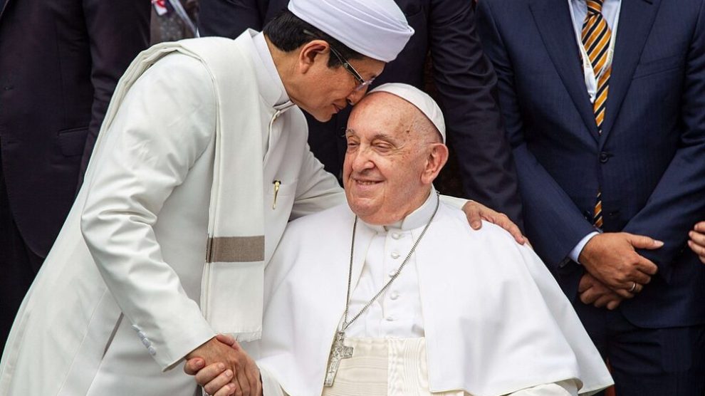 u-s-catholic-pope-francis-with-grand-imam-indonesia