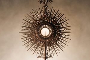 u-s-catholic-eucharist-in-monstrance