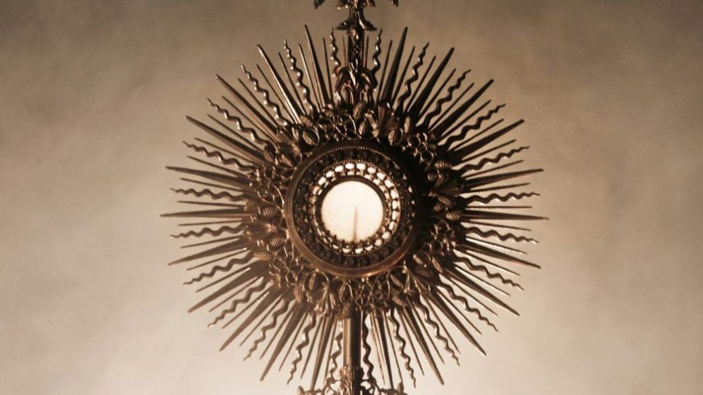 u-s-catholic-eucharist-in-monstrance