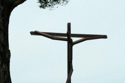 Minimalist sculpture of a crucifix