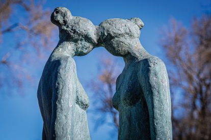 Statue of two heads melded together